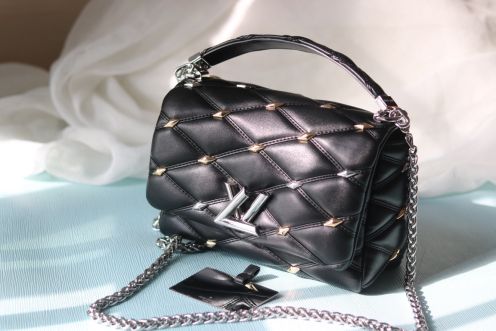 ルイヴィトン コピー ツイスト ハンドバッグ ブラック スタッズ装飾 シルバー金具 キルティング調 レディース 人気モデル M24151