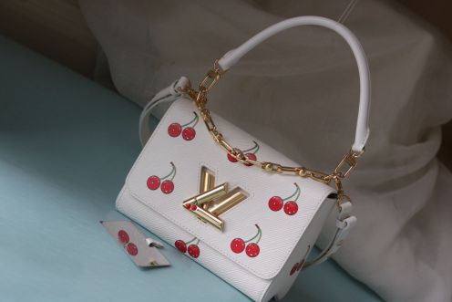 ルイヴィトン スーパーコピー ツイスト ミニバッグ ホワイト チェリー柄ハンドバッグ レディース 人気モデル M50511