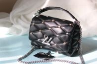 ルイヴィトン コピー ツイスト ハンドバッグ ブラック スタッズ装飾 シルバー金具 キルティング調 レディース 人気モデル M24151