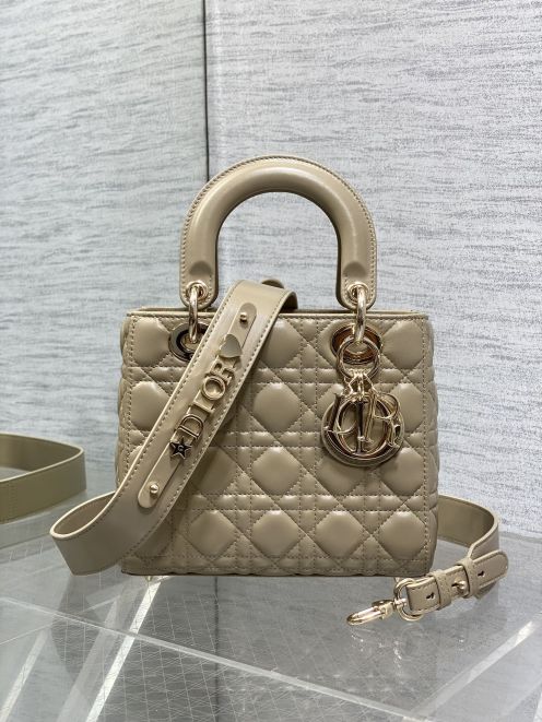ディオール 並行輸入品 レディ ディオール コンパクトバッグ ベージュ レザー キルティング 2WAY仕様 定番