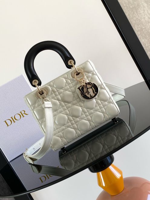 ディオール n級品 レディディオール 2WAYミニバッグ ホワイト ブラックハンドル切替 ゴールド金具 M0538