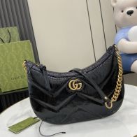 グッチ コピー GGマーモント ショルダーバッグ ブラック エナメル調 レディース 注目商品 777263