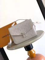 ルイヴィトン n級品 ポシェット・メティス 2WAYミニバッグ ホワイト エンボスレザー シルバー金具 洗練デザイン M41487 M40780
