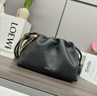 ロエベ n級品 フラメンコ コンパクトバッグ ブラック 巾着デザイン ゴールドチェーン 上質レザー仕様 012403