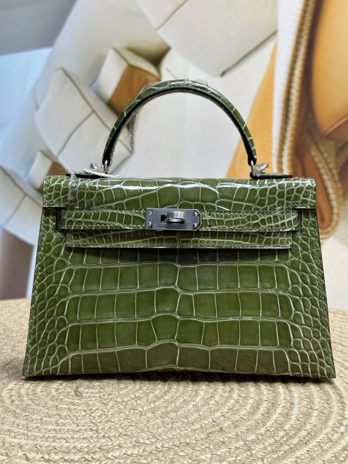 エルメス スーパーコピー ケリー ハンドバッグ グリーン クロコ型押し シルバー金具 高級感仕上げ