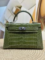 エルメス スーパーコピー ケリー ハンドバッグ グリーン クロコ型押し シルバー金具 高級感仕上げ