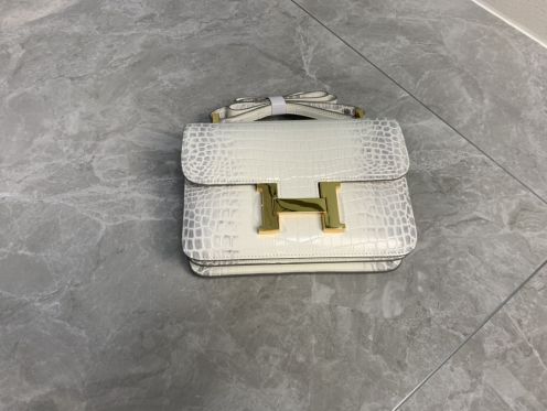 エルメス n級品 コンスタンス クロコ型押しショルダーバッグ ホワイト ゴールド金具