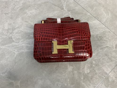 エルメス コピー コンスタンス クロコ型押しショルダーバッグ レッド ゴールド金具 高級感