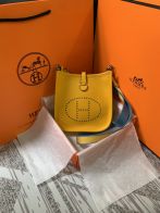 エルメス スーパーコピー エヴリン コンパクトバッグ イエロー パンチングロゴデザイン