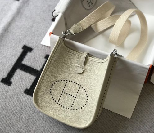 エルメス スーパーコピー エヴリン ミニバッグ アイボリー パンチングロゴ 上品デザイン