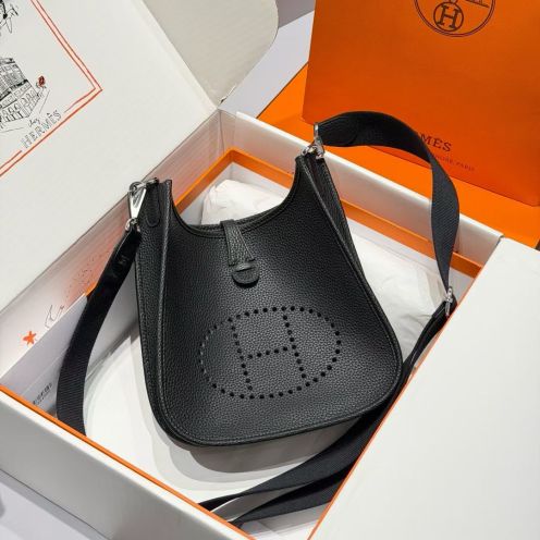 エルメス スーパーコピー エヴリン ミニショルダーバッグ ブラック パンチングロゴ コンパクト設計