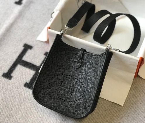 エルメス スーパーコピー エヴリン ミニショルダーバッグ ブラック パンチングロゴ シンプル設計
