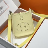 エルメス n級品 エヴリン ミニバッグ レザー イエロー系 コンパクト軽量モデル 春夏人気