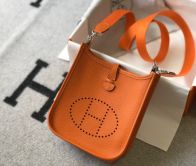 エルメス スーパーコピー エヴリン コンパクトバッグ オレンジ パンチングロゴ 鮮やかカラー