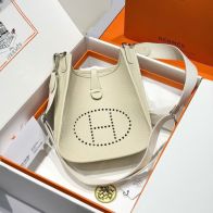 エルメス スーパーコピー エヴリン ミニショルダーバッグ クリームホワイト パンチングロゴ 上品設計
