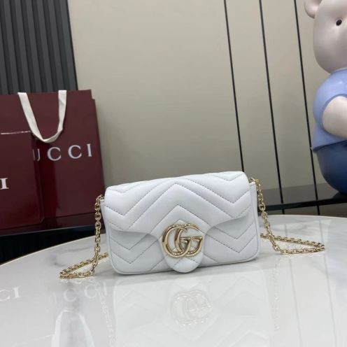 グッチ n級品 GGマーモント ミニバッグ ホワイト 上品キルティングチェーンデザイン 841290