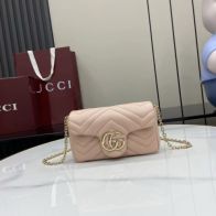 グッチ スーパーコピー GGマーモント ミニバッグ ピンクベージュ 上品キルティングチェーンデザイン 841290
