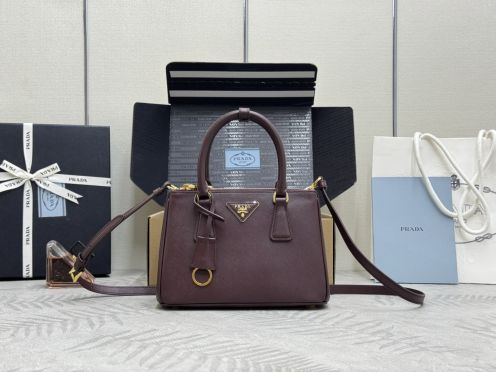 プラダ ハイブランド ガレリア ミニボストンバッグ ワインレッド 上品レザー調洗練デザイン 1BA896