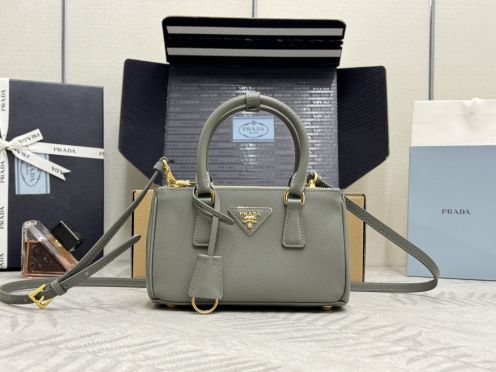 プラダ コピー ガレリア ミニボストンバッグ グレー サフィアーノ調レザー 上品仕上げ 1BA916