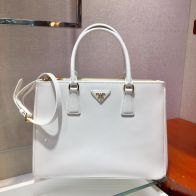 プラダ スーパーコピー ガレリア ハンドバッグ ホワイト クリーンデザイン上品レザー調仕上げ 1BA274