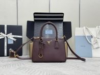 プラダ ハイブランド ガレリア ミニボストンバッグ ワインレッド 上品レザー調洗練デザイン 1BA896