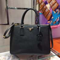 プラダ スーパーコピー 届く ガレリア ハンドバッグ ブラック 上質レザー調洗練フォルム 1BA274