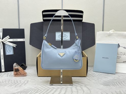 プラダ スーパーコピー 届く リエディション2005 ショルダーバッグ ライトブルー ナイロン ミニバッグ 清潔感デザイン 1N204M