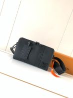 ルイ・ヴィトン スーパーコピー キーポル レザー クラッチバッグ ブラック ワイドストラップ仕様 M59255
