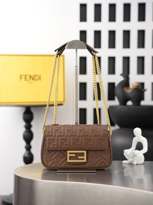 フェンディ スーパーコピー バゲット FFエンボス チェーンショルダーバッグ ブラウン ゴールド金具 レザー調 レディース 12006