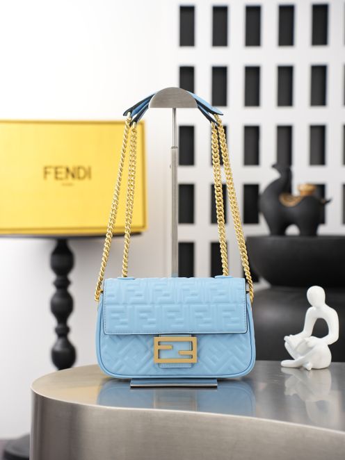 フェンディ スーパーコピー バゲット FFエンボス チェーンショルダーバッグ ライトブルー ゴールド金具 立体ロゴ 12006