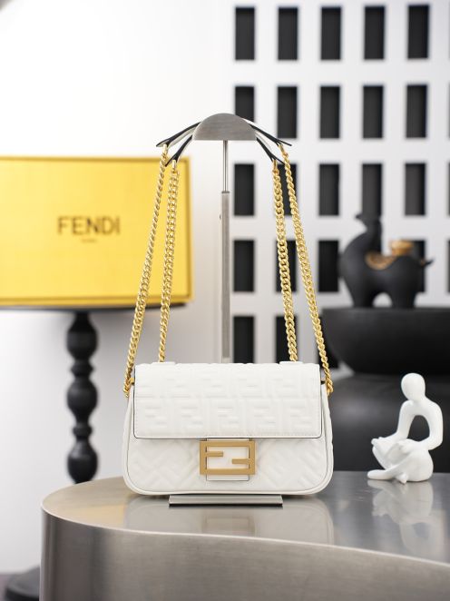 フェンディ スーパーコピー バゲット FFエンボス チェーンショルダーバッグ ホワイト ゴールド金具 立体ロゴ レディース 12006
