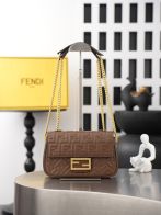 フェンディ スーパーコピー バゲット FFエンボス チェーンショルダーバッグ ブラウン ゴールド金具 レザー調 レディース 12006