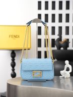 フェンディ スーパーコピー バゲット FFエンボス チェーンショルダーバッグ ライトブルー ゴールド金具 立体ロゴ 12006