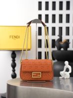 フェンディ スーパーコピー バゲット FFエンボス チェーンショルダーバッグ オレンジブラウン ゴールド金具 立体ロゴ 12006