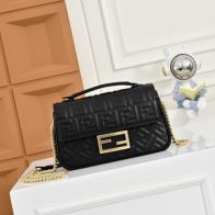 フェンディ スーパーコピー バゲット FFエンボス 2WAYショルダーバッグ ブラック ゴールドチェーン付き ハンドル仕様 12006