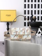 フェンディ スーパーコピー バゲット マルチカラーFF柄 2WAYショルダーバッグ ベージュ パステルカラー ゴールド金具付き 6005