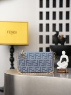 フェンディ コピー バゲット FFズッカ柄 デニムブルー ミニショルダーバッグ ゴールドチェーン付き レディース