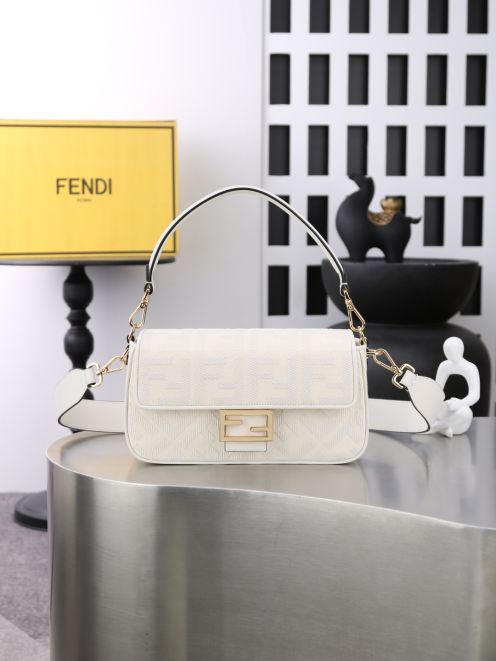 フェンディ n級品 バゲット ショルダーバッグ ホワイト FF柄 ゴールド金具 上品デザイン 6005