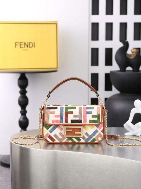 フェンディ スーパーコピー バゲット ミニバッグ マルチカラー FF柄 ブラウン縁取り チェーン付き 6004