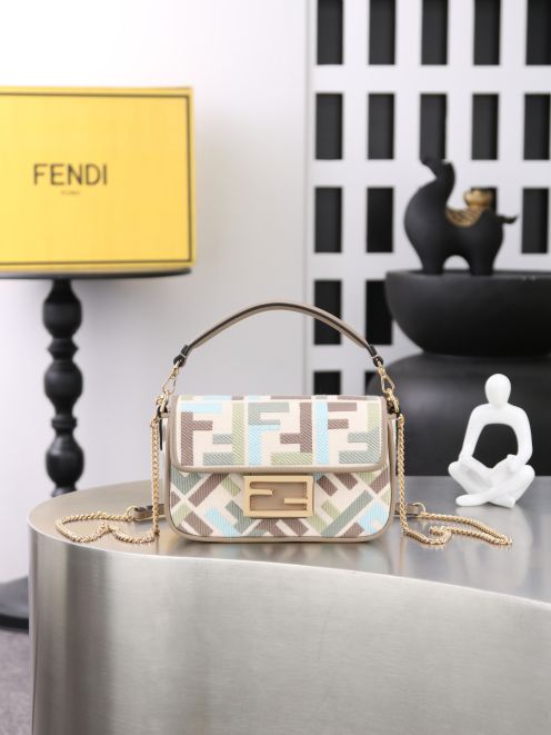 フェンディ 並行輸入品 バゲット ミニバッグ パステルカラー FF柄 チェーン付き ゴールド金具 6004