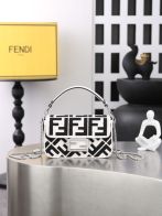フェンディ スーパーコピー 届く バゲット ミニバッグ ブラック×ホワイト FF柄 チェーン付き 6004