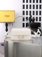 フェンディ n級品 バゲット ショルダーバッグ ホワイト FF柄 ゴールド金具 上品デザイン 6005