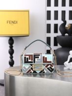 フェンディ n級品 バゲット ミニバッグ ブルー系 マルチFF柄 ゴールド金具 チェーン付き 6004