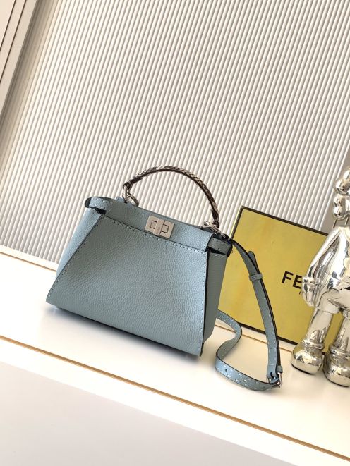 フェンディ スーパーコピー ピーカブー ミニバッグ ブルーグレー シルバー金具 シボ感レザー調 パイソン柄ハンドル 2WAY 5505