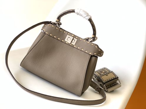 フェンディ n級品 ピーカブー ミニバッグ グレージュ シルバー金具 パイソン柄ハンドル シボ感レザー調 2WAY 8245