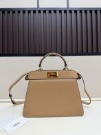 フェンディ n級品 ピーカブー ハンドバッグ ベージュ ゴールド金具 洗練された台形デザイン 肩掛け対応 2WAY仕様 98049