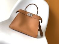 フェンディ ピーカブー 並行輸入品とは異なるレプリカ ミニバッグ キャメルブラウン シルバー金具 ハンドステッチ装飾 5508