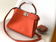 フェンディ スーパーコピー ピーカブー ミニバッグ オレンジレッド シルバー金具 ハンドステッチ装飾 シボ感レザー調 2WAY 8245