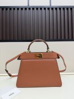 フェンディ コピー ピーカブー ハンドバッグ ブラウン ゴールド金具 上品な台形フォルム 2WAY ショルダー付き 98049