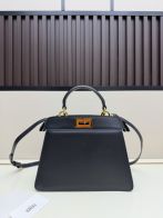 フェンディ スーパーコピー ピーカブー ハンドバッグ ブラック ゴールド金具 上品な台形フォルム 2WAY仕様 98049